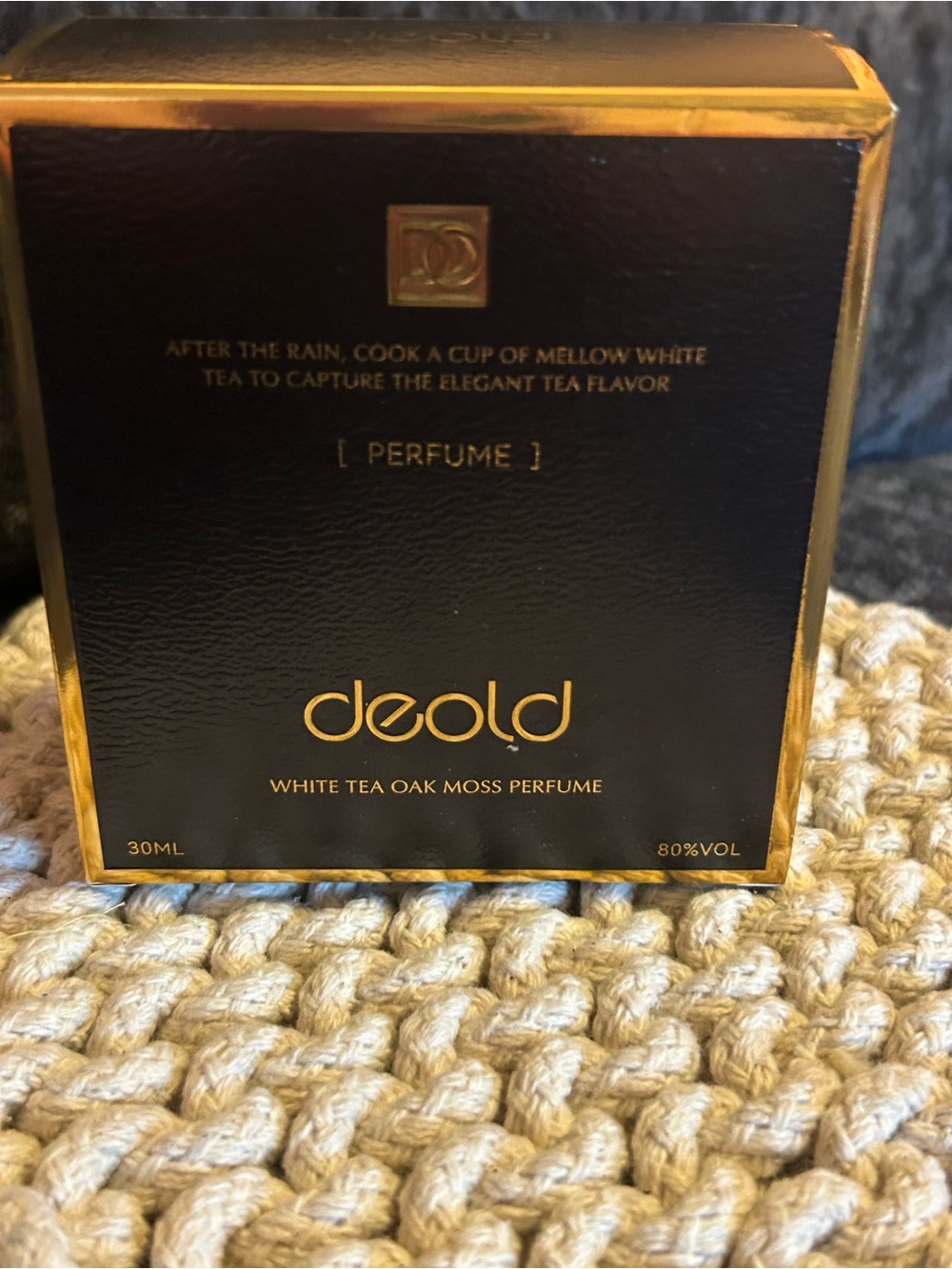 White Tea Oak Moss Perfume - Black & Gold